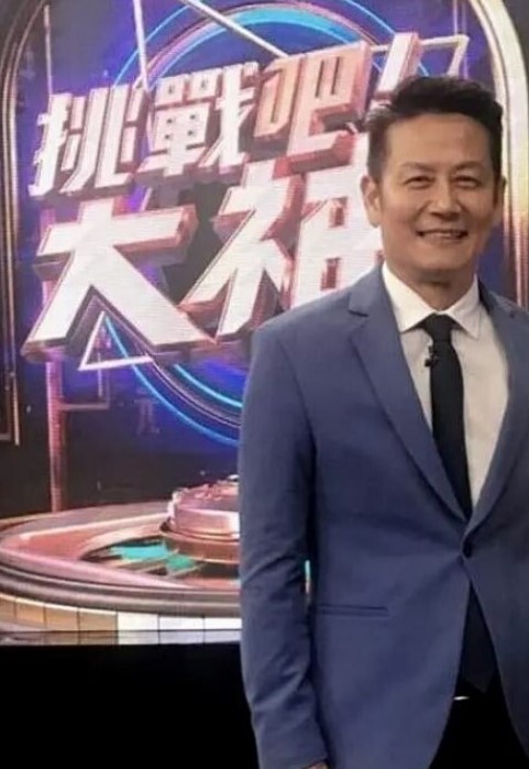 沐足养生馆小哥大胆闯入沐足养生馆一排美女技师可选幸运的挑中了大长腿黑丝美腿妖艳红牌技师 - 51黄瓜视频
